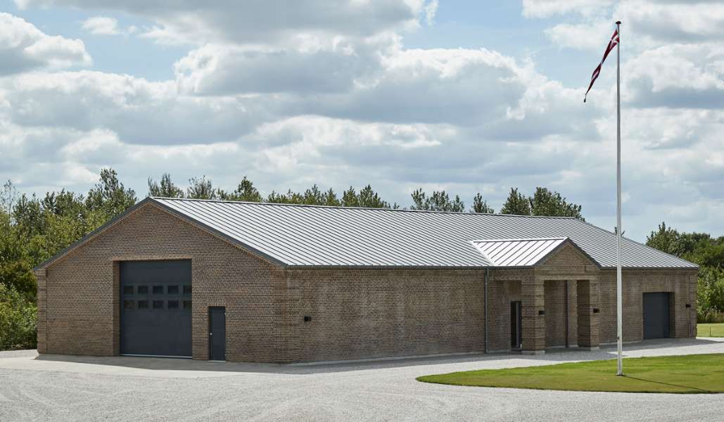 Nybygget garage og lagerbygning med ståltag